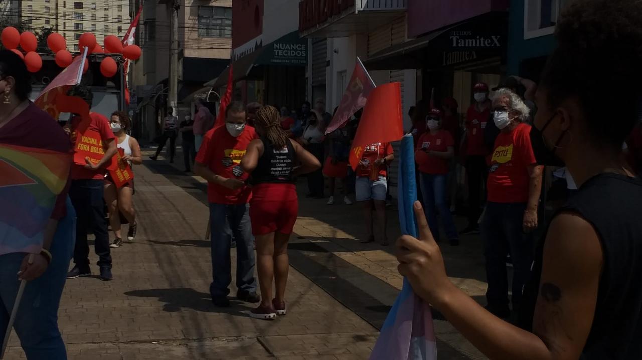 Foto 7 de 17 — Manifestantes fazem ato "Fora Bolsonaro" na Praça Santa Cruz; veja imagens